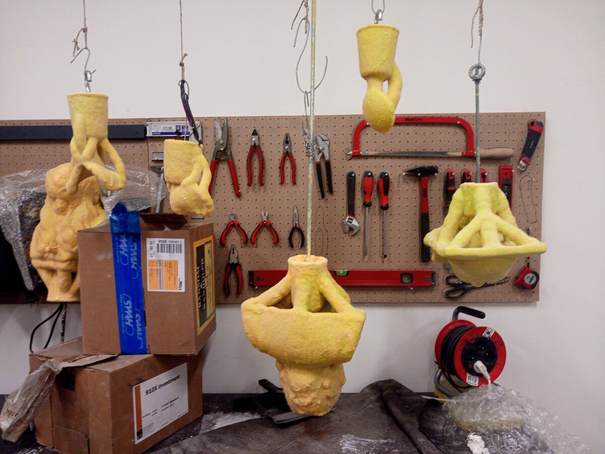 Voskové modely připravené k odlévání do bronzu