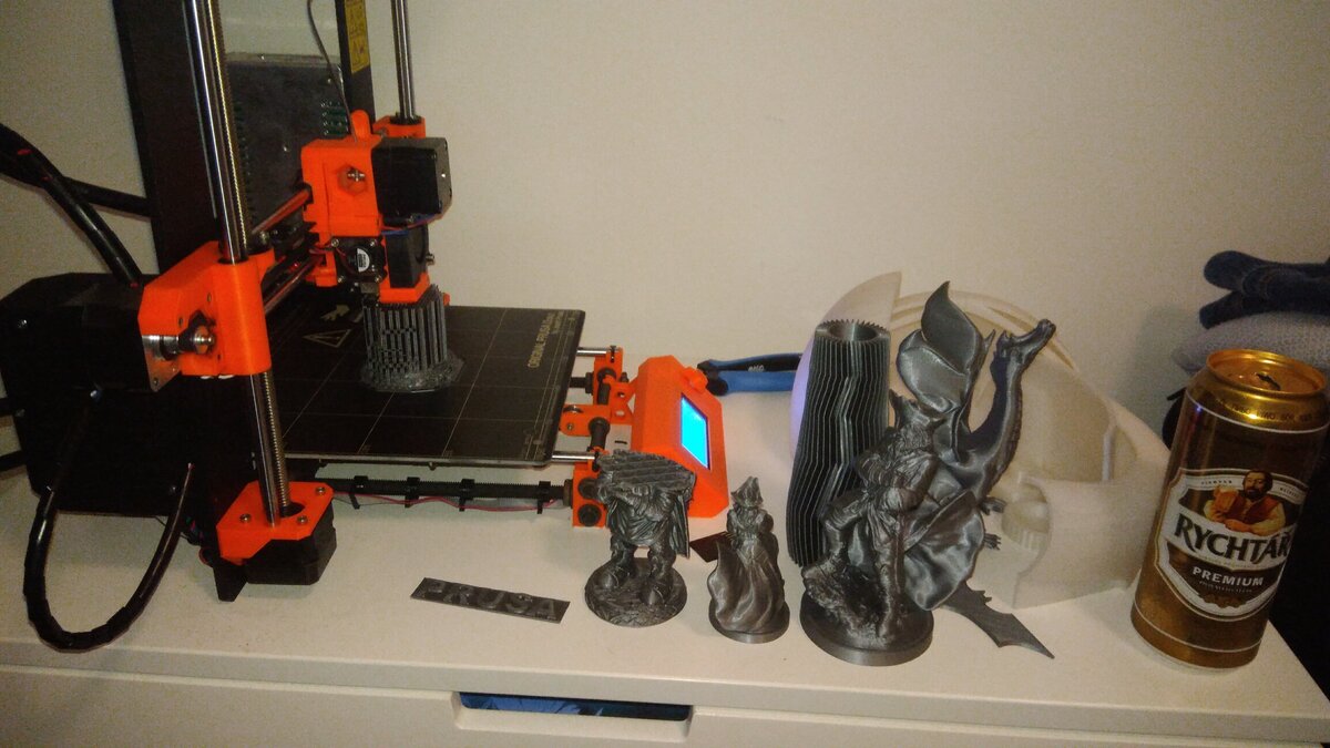 Moje první 3D tiskárna Prusa s vytištěnými figurkami