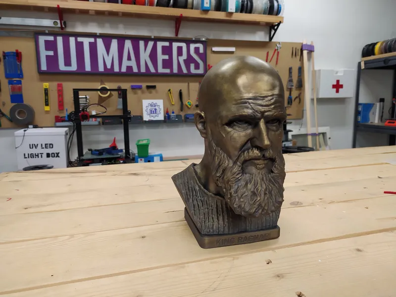 Bronzová patina na bustě Ragnara