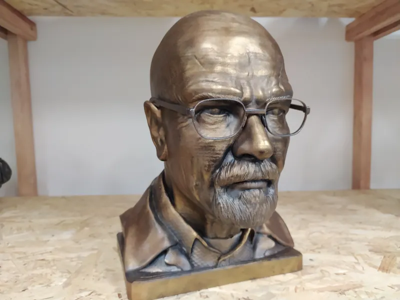 Bronzová patina na bustě Heisenberga z Breaking Bad