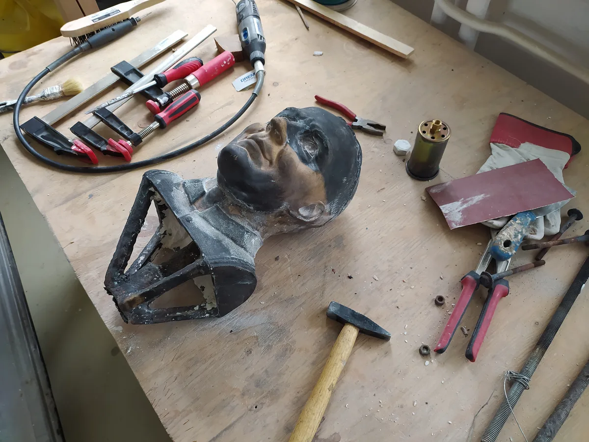 Busta na zakázku — cizelování bronzové busty kardinála Berana