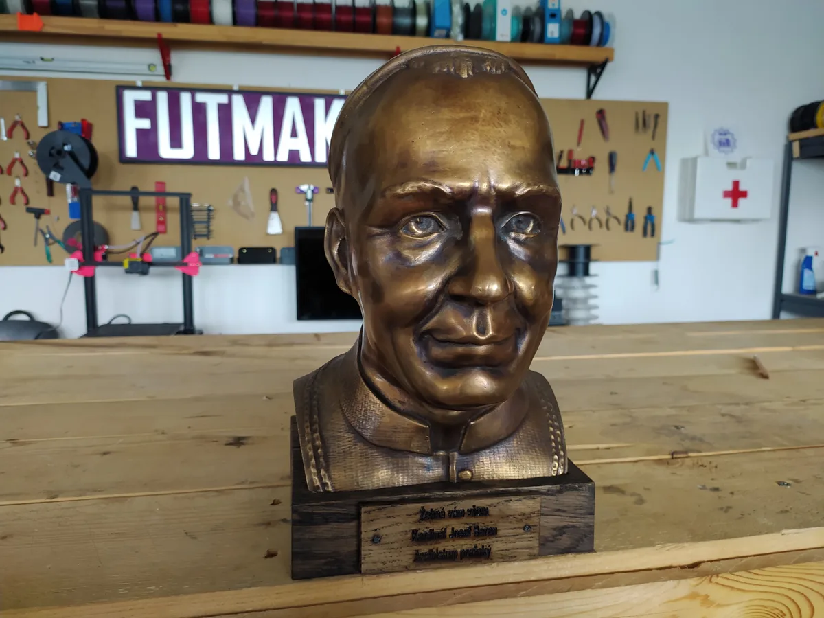 Busta na zakázku — finální bronzová busta kardinála Berana s nápisem na dřevěném podstavci