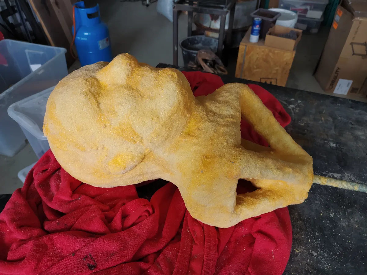 Busta na zakázku — keramická skořepina pro bronzový odlitek kardinála Berana