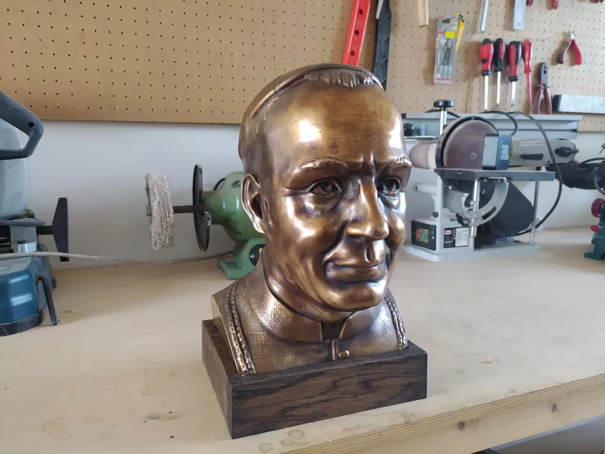 Busta na zakázku — bronzová busta kardinála Berana, profil