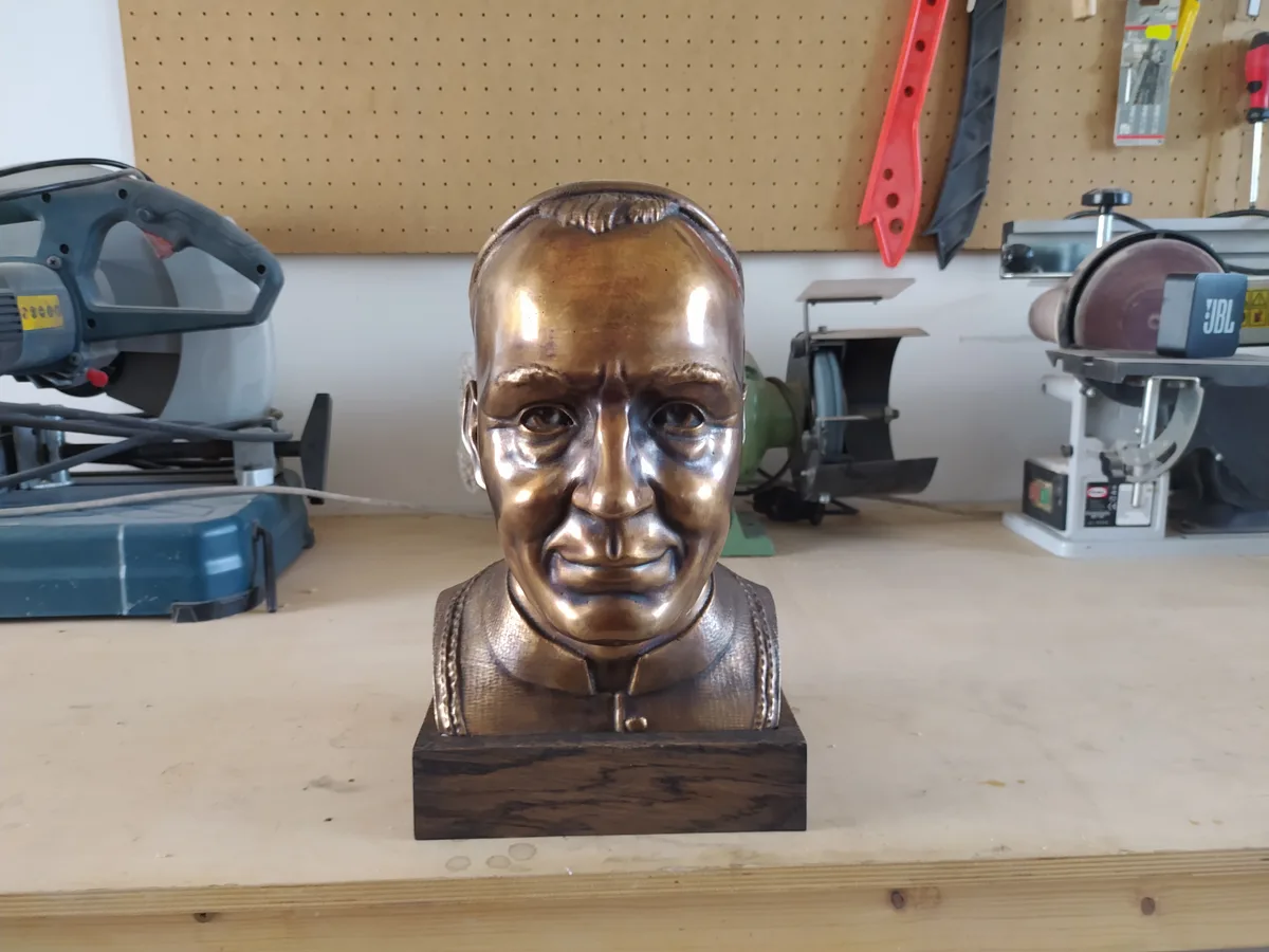 Busta na zakázku — bronzová busta kardinála Berana s patinou, pohled zepředu