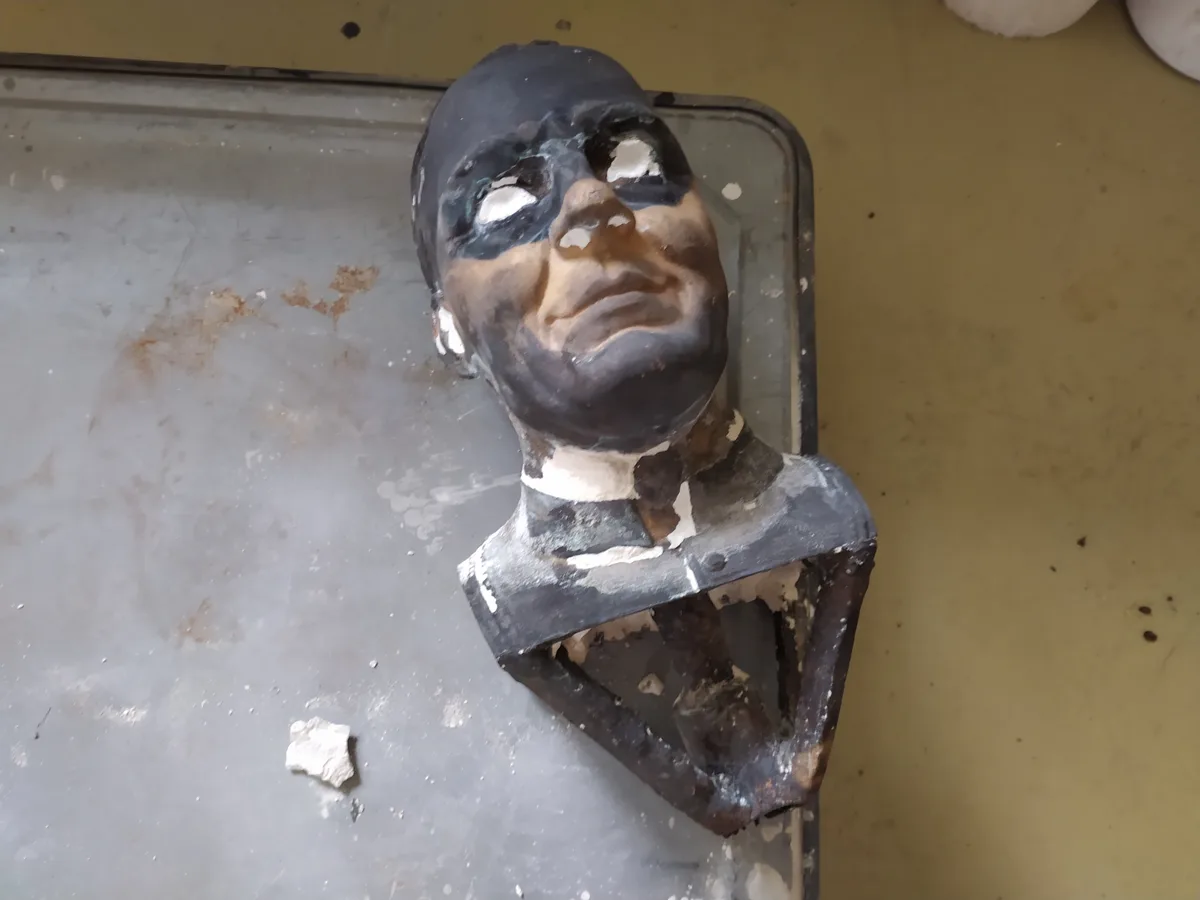 Busta na zakázku — surový bronzový odlitek kardinála Berana po vyjmutí ze skořepiny