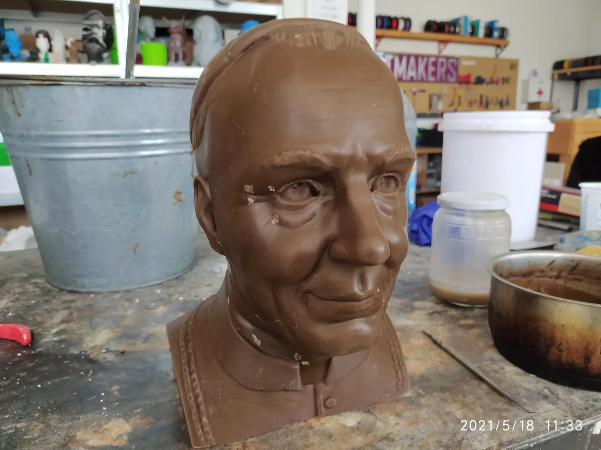 Busta na zakázku — voskový model kardinála Berana před odlitím