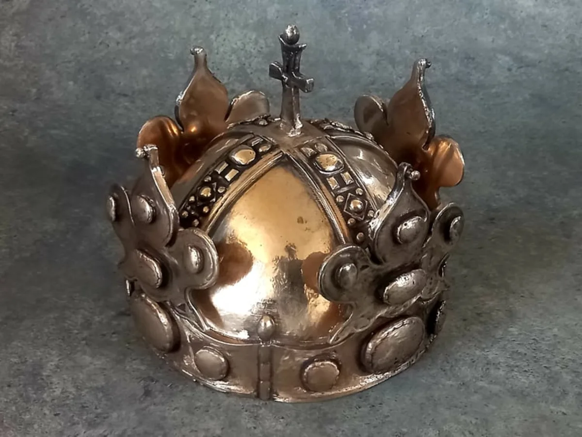 Bronzový odlitek — bronzová koruna s patinou