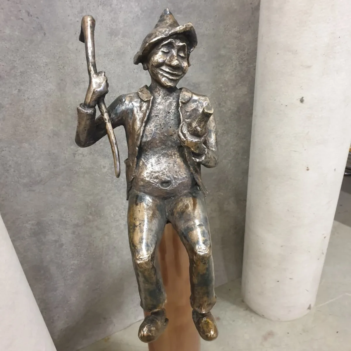 Bronzový odlitek — bronzová soška s patinou