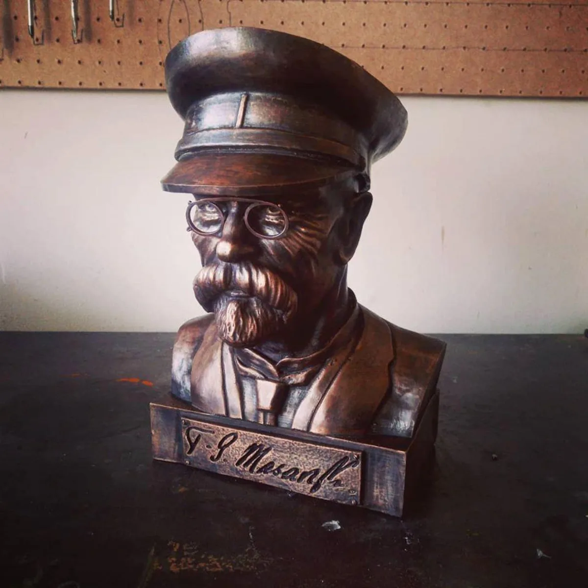 Bronzový odlitek — busta T. G. Masaryka