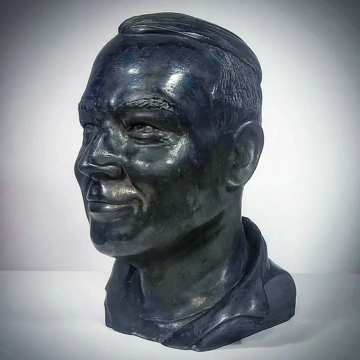Busta na zakázku — portrétní busta s bronzovou patinou