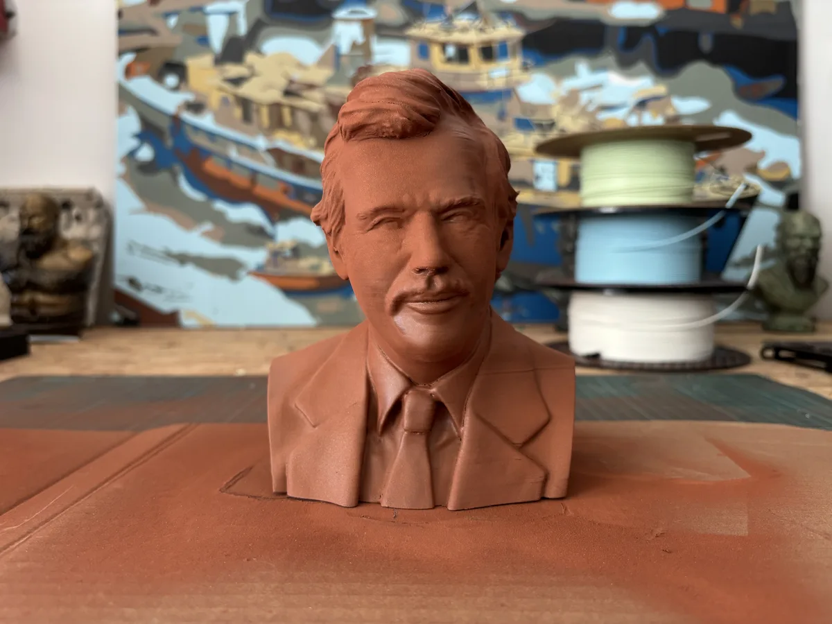 Busta po nástřiku měděným vodivým sprejem — detail povrchu