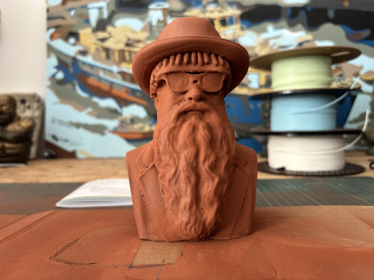 Busta po nástřiku měděným vodivým sprejem — připravená na galvanickou lázeň