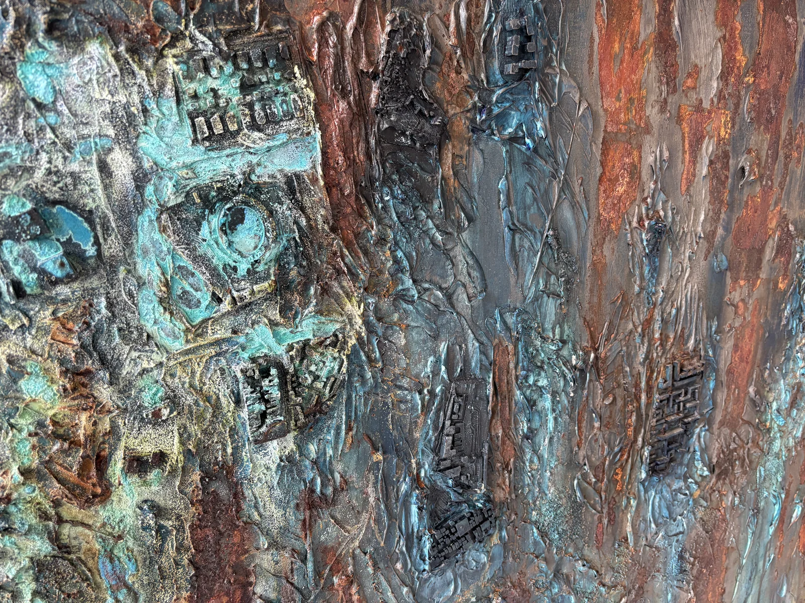 Propojení II — Města, detail 3D tištěného města v měděné patině
