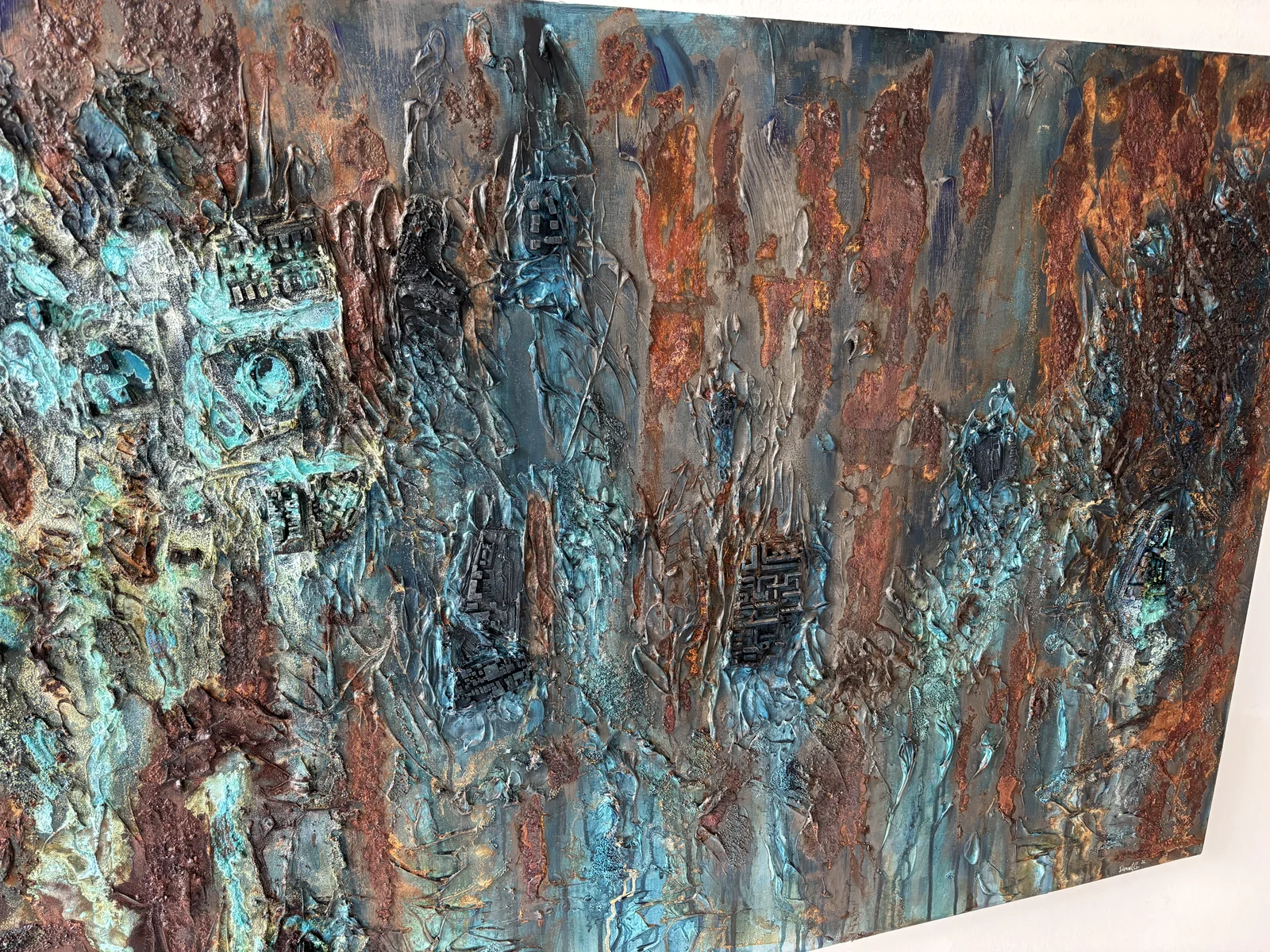 Propojení II — Města, detail struktury, rez a patina