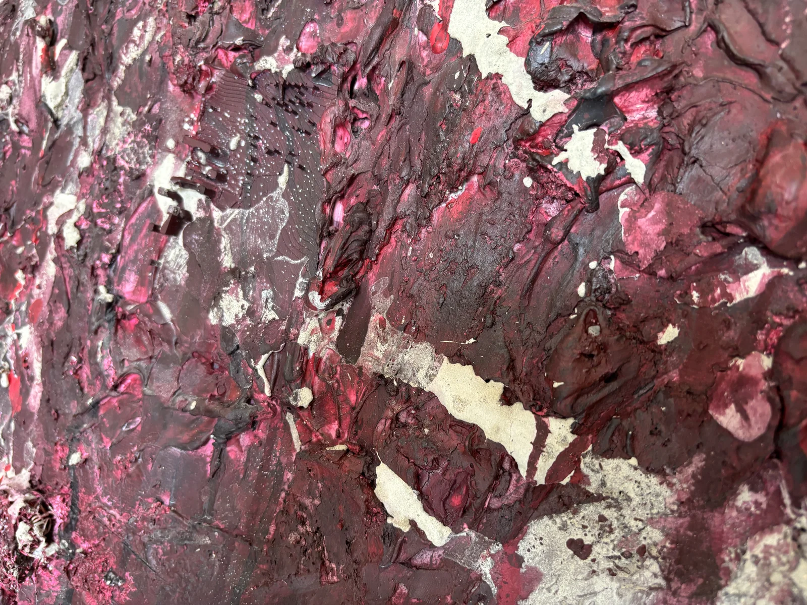 Propojení III — detail vínové struktury s hlínou a rudým politím