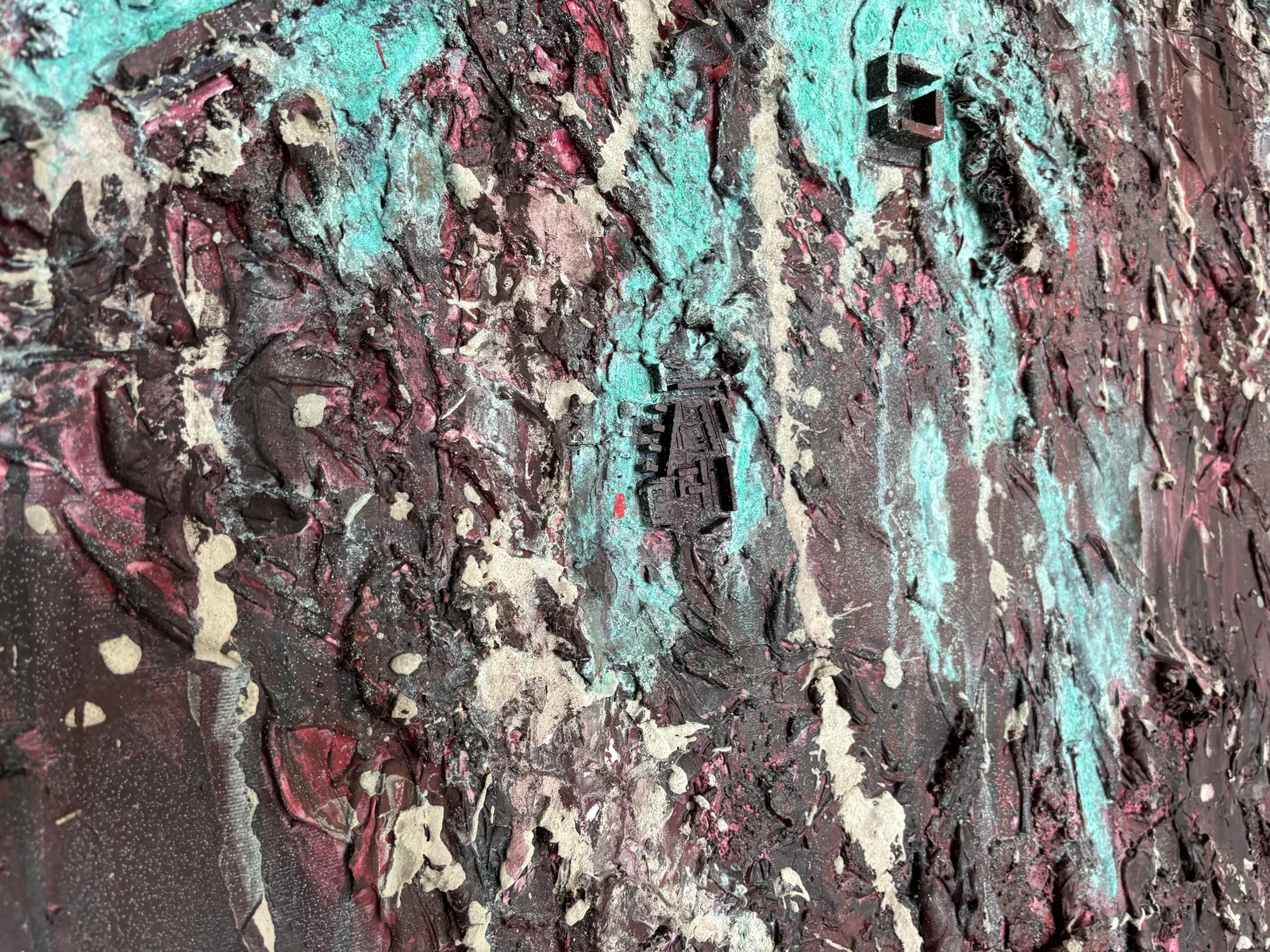 Propojení III — detail zapuštěného 3D fragmentu v měděné patině