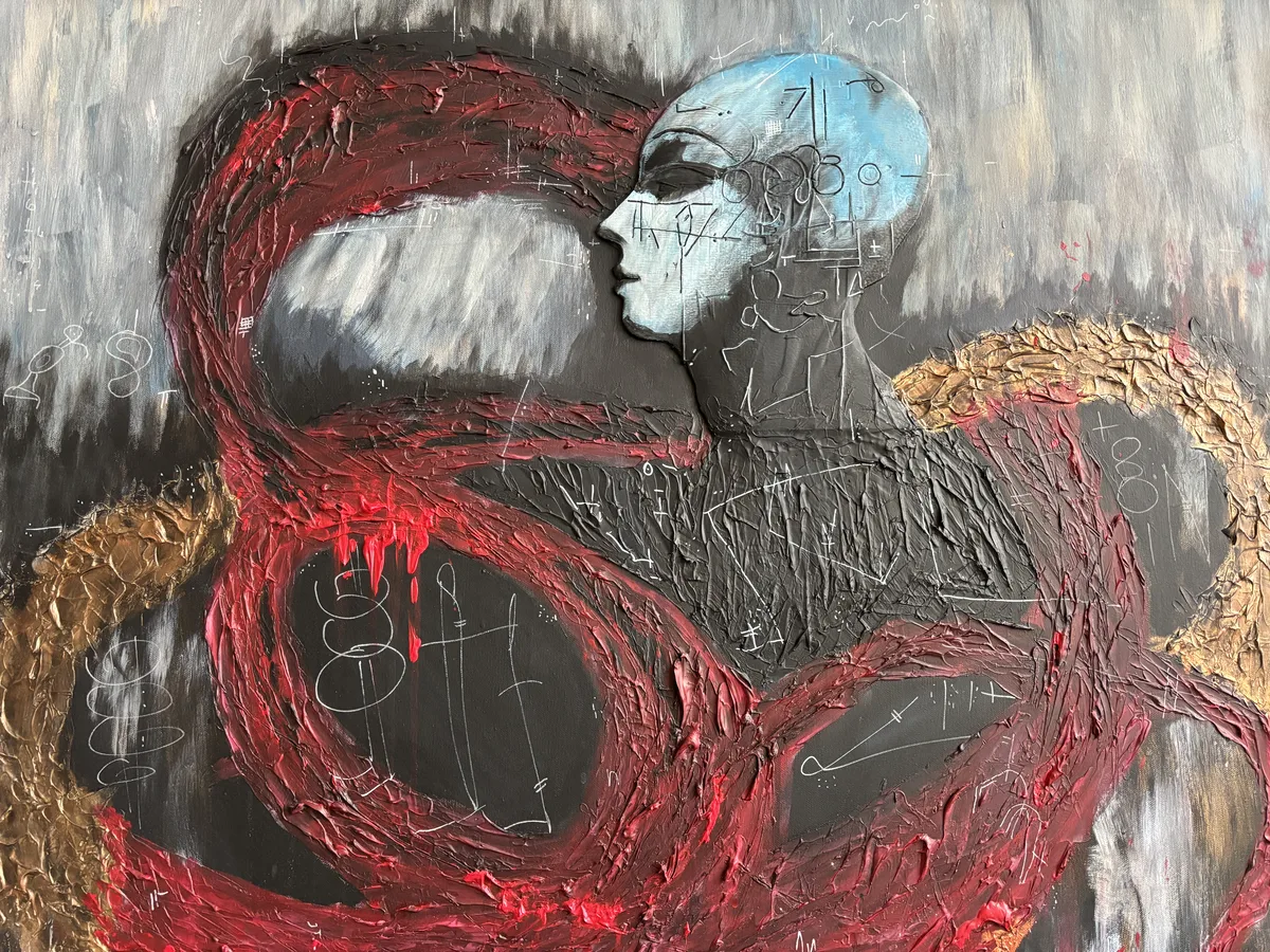 Uroboros detail — bronzové oblouky a červený had